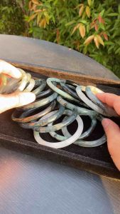 กำไลหยกแท้ธรรมชาติ รุ่นรวยกำไร สวมหลายวงในวันสบาย หน้าเล็กมินิมอล JABG320