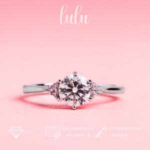 Lulu Moissanite Jewelry - Perhiasan Wanita Cincin Berlian Moissanite 1 Carat Lapis Emas 18K - Ravena Round Cut Moissanite Ring 1 CT Moissanite Sertifikat GRA