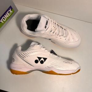 Sepatu Badminton Yonex Putih Pria - Nyaman & Tahan Lama untuk Olahraga Khusus Badminton