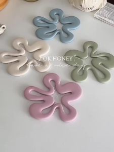 Table Heat-Protection Mat Flower Shape Silicone Placemat Dining Desk Pad Simple Modern Anti-scalding Pad Desktop Decoration Coffee Coaster Portable Gear for Camping Picnic and Travel