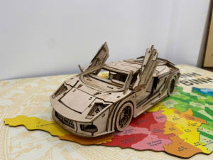 Mô hình ô tô LAMBORGHINI lắp ghép bằng gỗ kích thước 15cm x 30cm x 8cm (Dài x Rộng x Cao).