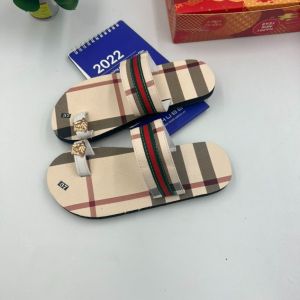 Dép xỏ ngón nữ  quai và đế sọc vàng (dép xăng đan học sinh )