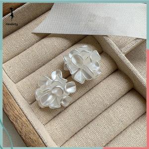 ส่วนลด 10 บาท สำหรับการซื้อ 1 ชิ้น ต่างหูดอกไม้อะคริลิคสีขาวสำหรับผู้หญิงต่างหูแฟชั่นแบบเรียบง่ายสำหรับงานเลี้ยงงานแต่งงานที่โรแมนติกของขวัญสำหรับผู้หญิง