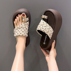 [Free Shipping] Thick-Soled Height-Increasing Slip-On Sandals For Women Perfect For Summer Wear Comfortable And Not Tiring On The Feet 2026 New Style Toe-Covering Polka Dot Platform Sandals
