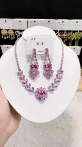 Bộ trang sức sang trọng gồm vòng cổ và bông tai zircon trang sức trái tim hồng tinh tế nặng nề thích hợp cho trang phục.