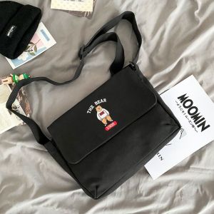 NEXASHOP หมีเย็บปัก กระเป๋าแมสเซนเจอร์ เรโทร จุได้มาก กระเป๋าสะพายไหล่นักเรียน ที่มีคุณภาพสูง ผ้าใบแคนวาส กระเป๋า Crossbody ผู้หญิงผู้ชาย