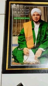 Hiasan dinding cetak gambar lukisan Habib Mundzir Al Musawa plus bingkai ukuran 45x65cm