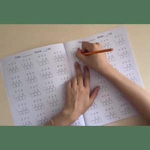 32 หน้าคณิตศาสตร์ 1000 ภายในหนังสือฝึกการบวกและการลบ การคำนวณด้วยปาก การปรับปรุงหนังสือคณิตศาสตร์สำหรับเด็ก A4