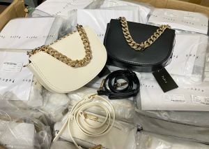 Túi đeo chéo nữ Pedr0 Pw2-76610058 SIZE 19CM MR Túi Da Casual Màu Đen Trắng Vàng Nhạt Túi Đeo Chéo Phong Cách Đơn Giản - Lazada