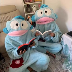 A4QUT ผ้าฟลีซสีคอรัล ชุดนอนการ์ตูนฮังโยด้ง แขนยาว ตลก ชุดนอนปลาขี้เหร่ คาวาอี้ ชุดอยู่บ้าน ชุดนอนปลาโดปี้ สำหรับเด็กและผู้ใหญ่