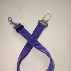 เข็มขัดนิรภัยรถสัตว์เลี้ยงที่มีคลิปหนีบเข็มขัดสายไนล่อนปรับได้และที่นั่งสำหรับสุนัขและแมว