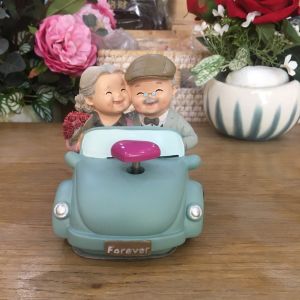 Tượng ông bà "bách niên giai lão"  - Dạo chơi trên xe hơi màu xanh