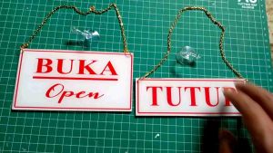 papan sign board akrilik costum bolak balik