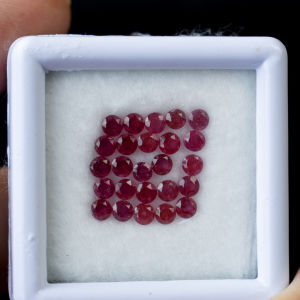 พลอยทับทิม(Natural Ruby) เผาเก่า สีแดงเลือดนก น้ำหนัก 4.04 กะรัต ขนาด 3 มิล จำนวน 25 เม็ด พลอยแท้จากบ่อซองเจีย มีใบรับประกันสินค้า