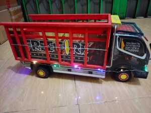 Miniatur  asli  kayu jumbo  truk oleng miniatur ada lampu dan terpal