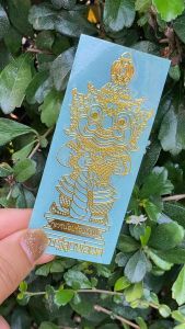 สายพุทธคุณมาทางนี้ ปลุกเสกแล้ว สติ๊กเกอร์ยันต์ติดโทรศัพท์ ติดรถ บ้านหรือร้านค้า เสริมสิริมงคล ขนาด4x9.7 cm (ปลุกเสกแล้ว)ท้าวเวสสุวรรณ เจ้าแห่งทรัพย์สมบัติ ปัดเป่าสิ่งอัปมงคล ปกปักคุ้มครอง บันดาลโชคลาภความร่ำรวย (1ใบ)