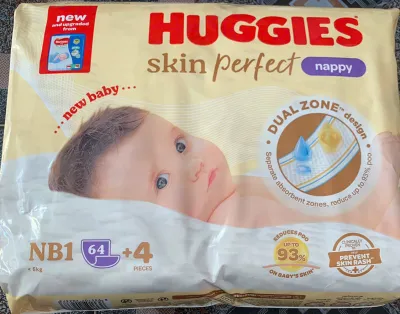 HCM - Tặng thêm 4 Miếng Bên Trong (Dùng Kèm Tã Vải Tam Giác)- Miếng Lót Sơ Sinh Huggies NB1 64 miếng Skin Perfect - Tã lót sơ sinh newborn Huggies- Hsd luôn mới