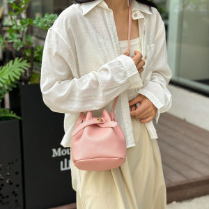 KDAShop รุ่นแนะนำ  กระเป๋าสะพายแฟชั่นแบบใหม่ รูปทรงบักเก็ต สีพื้นเรียบๆ แต่ถือแล้วดูมีอะไรมาก แมทช์กับอะไรก็เข้า ราคาถูกแบบฉ่ำมาก สั่งเลย