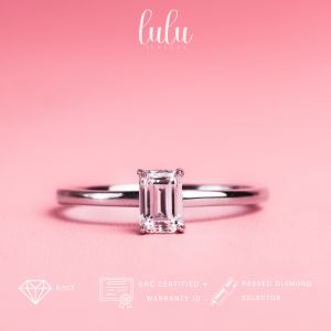 Lulu Moissanite Jewelry - Perhiasan Wanita Cincin Solitaire Berlian Moissanite 1 Carat Lapis Emas 18K - Mia Classic Solitaire Emerald Cut Moissanite Ring 05CT/1CT/2CT/3CT Sertifikat GRA