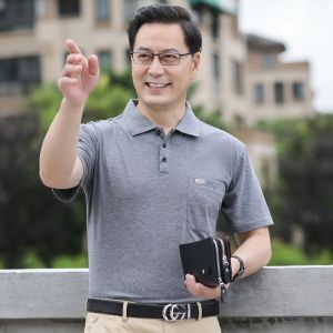 เสื้อยืดแขนสั้นคอโปโลอเนกประสงค์สำหรับฤดูร้อน2024แฟชั่นของผู้ชายวัยกลางคนและผู้สูงอายุสีทึบหลวมเรียบง่ายลำลอง