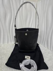 Rally Movement Mini Denim (ยีนส์) มีตัวเลือกหลายงาน หลายสี มาพร้อม ป้ายห้อย สายโซ่สะพาย ถุงผ้าแบบหนา งานผ้าทอ ปากกระเป๋า ขนาด 9 นิ้ว ฐาน 6 นิ้ว สูง 8.5 นิ้ว กระดุมดูดแบบแม่เหล็ก สะพายได้ 2 แบบ (2 สาย)