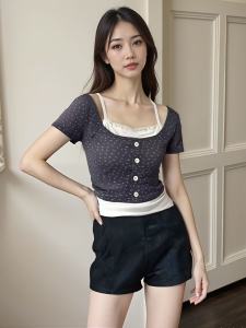 ชุดเซ็ตแฟชั่นดีไซน์เก๋ เสื้อเข้ารูปทรงสวยจับคู่กางเกงขาสั้นสุดชิค