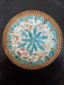 แผ่นรองกันร้อน รองก้นหม้อ กะทะ ชุดจาน ชามช้อน แก้วกาแฟ ฝังมุก ขึ้นขอบหวายแท้ทั้งต้น มีหลายสี หลายขนาดให้เลือก