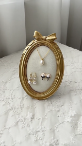 Decorative Bowknot Display Stand Resin Construction Fabric Surfaces Multipurpose Earring Necklace Holder for Home