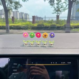 Smart Sensing Sunflower Bobblehead Car Dashboard Ornament – Stress Relief Swinging Interior Decoration Universal Fit – For Auto Office Desk Gift