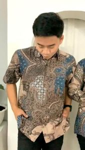 Kemeja Batik untuk Kantor: Pilihan Atasan Batik Elegan Modern