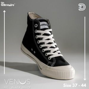 Sepatu Warrior Sneaker Pria Tinggi Tali Hitam Putih