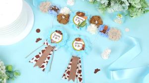 Đồ trang trí tiệc chào đón em bé theo chủ đề cao bồi khăn choàng màu xanh cho tiệc chào đón em bé hoa cài áo cho mẹ tương lai và bố tương lai cho tiệc chào đón em bé đồ trang trí cao bồi phương Tây cho tiệc chào đón em bé màu xanh nhạt