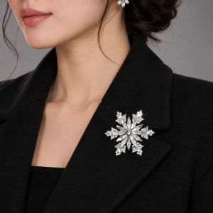FPOTSK Vintage Christmas Snowflake Brooch Versatile Alloy Rhinestone Pin Sparkling Decorative Brooches Christmas