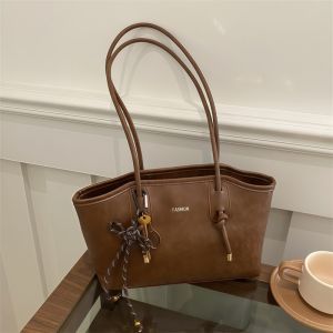 【พร้อมส่ง】กระเป๋าสะพายดีไซน์ไม่ซ้ำใคร ทันสมัย เหมาะสำหรับกลุ่มแฟชั่นใหม่ในปี