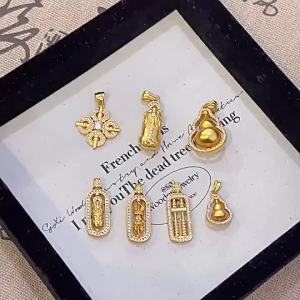 Dây chuyền vàng satin với họa tiết hoa anh đào dành cho nữ kiểu dáng tương tự như những mẫu được bán tại các cửa hàng trang sức mang đến vẻ ngoài thời trang và thanh lịch.