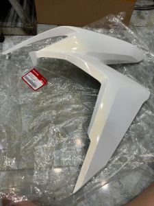 Bửng ngoài/ Cánh gà zin hãng màu trắng xe Click Thai và Vario 2018-2021.(giá 1 bên)