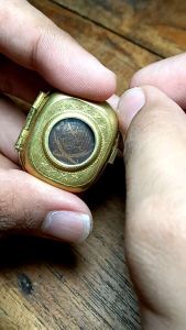 AL quran Stambul Turkey Tinta Emas dengan wadah kuningan antik vintage bisa buat liontin dan tulisan sangat jelas sekali