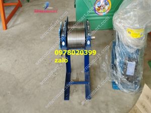 Máy thái bì heo quay tay Khung máy bằng thép