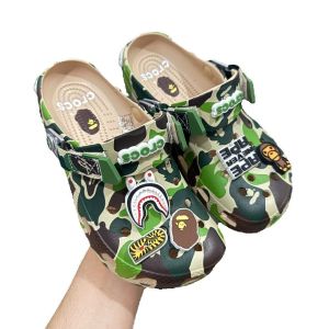Giày sục crocs chuẩn xịn chống hôi chân nhựa tế bào êm mềm bền đi mưa lội nước đi biển Crocs Bape cho cả nam và nữ màu xanh rêu
