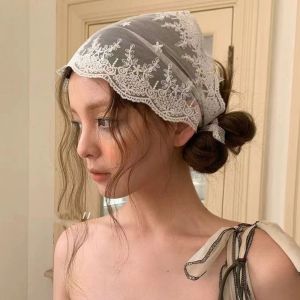 PTK52 สไตล์ชนบท ผ้าพันคอถักลายลูกไม้ โบว์น๊อต ดอกไม้ประดับดอกไม้ ผ้าพันคอสามเหลี่ยมผ้าพันคอ สง่างามเรียบหรู ตาข่ายแบบตาข่าย แถบคาดศีรษะสามเหลี่ยม สาวๆ