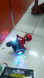 Mainan anak Sepeda bisa jalan dan kaki pengendaranya mengayuh pedal Bisa atraksi standing Diiringi suara musik. Nyala lampu pada roda belakang. Bisa berputar 360 derajat