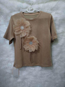 Áo thun đính hoa chất vải co dãn mịn