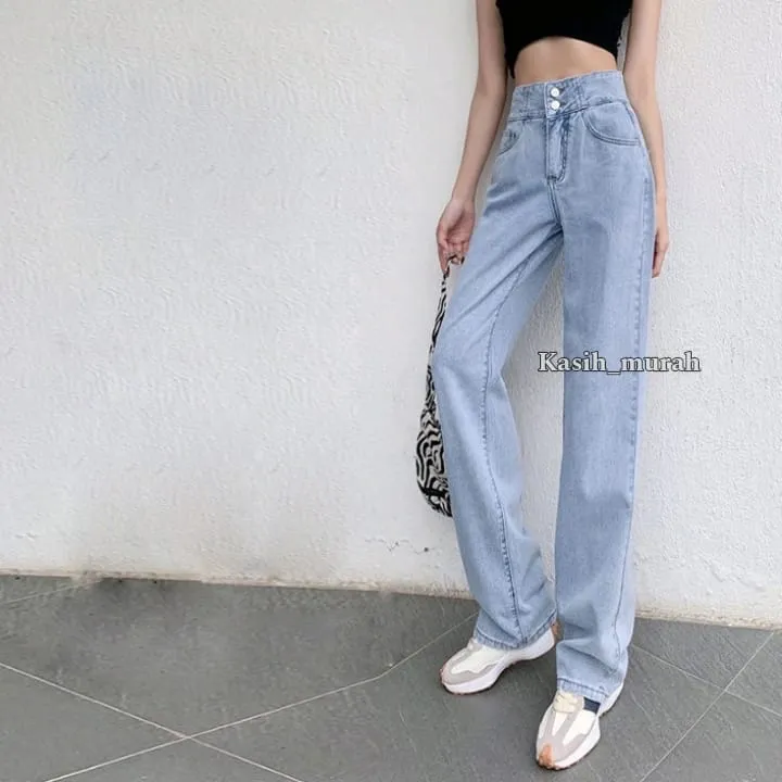 Qiz tizzalarini qoshib otiradi (porno)