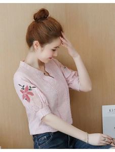 ปักเสื้อคอวีแขนสั้นสำหรับผู้หญิง 2024 ฤดูร้อนใหม่ของผู้หญิงหลวมและอเนกประสงค์วรรณกรรมปักเสื้อเสื้อยืดด้านบน