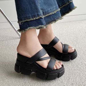 LHSunday ใหม่ รองเท้าแตะแฟชั่นคุณผู้หญิง ทรงเสริมส้นสูงๆเลย ดีไซน์สายคาดดูดีใส่กับชุดไหนก็เข้า วัสดุยางดูแลทำความสะอาดง่าย พร้อมส่ง3สี สั่งเลย