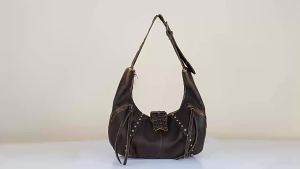 The new autumn/winter retro rivet bag for women with large capacity can be worn under the arm is perfect for commuting and has a high-end feel. Its a single-shoulder dumpling bag that goes well with everything