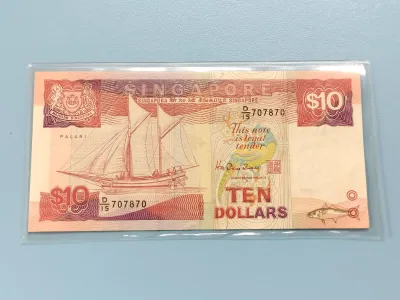 SINGAPORE 10 DOLLAR SHIP SERIES BANK NOTE IN GOOD CONDITION