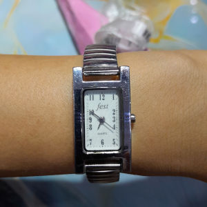 Đồng hồ nữ fest dây chun cá tính second hand si nhật- đã qua sử dụng