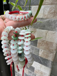 Vòng Tay Dây Đỏ Đồng Tiền Điếu Đá Cẩm Thạch Trắng Xanh Nhẹ Bóng Đẹp Nữ đeo tay may mắn xinh xắn tài lộc có 380k/1 chiếc ạ