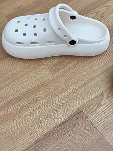 [Free Shipping] Eva Thick-Soled Height-Increasing Perforated Sandals 2026 Summer New Collection Cute Butter-Yellow Bear Design Beach Sandals For Women Closed-Toe Style